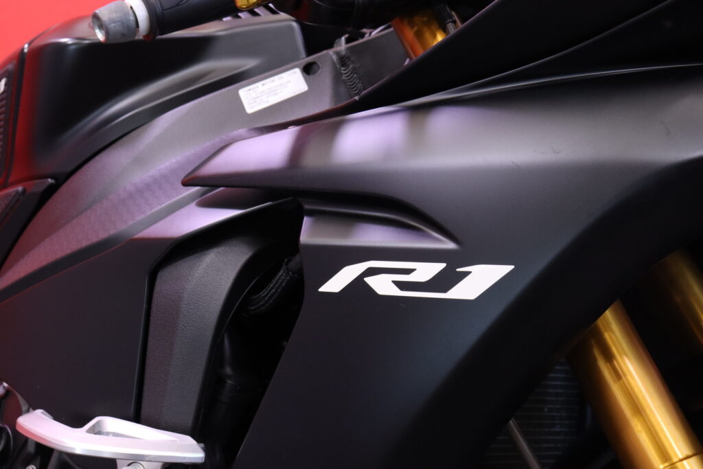 Yamaha - YZF-R1 - // Suomi-pyörä / Mattamusta! / Akrapovic kokoputkisto / Shifter ylös/alas / Ajomodet / Huoltokirja // Yamaha - YZF-R1 - // Suomi-pyörä / Mattamusta! / Akrapovic kokoputkisto / Shifter ylös/alas / Ajomodet / Huoltokirja // - Moottoripyörä