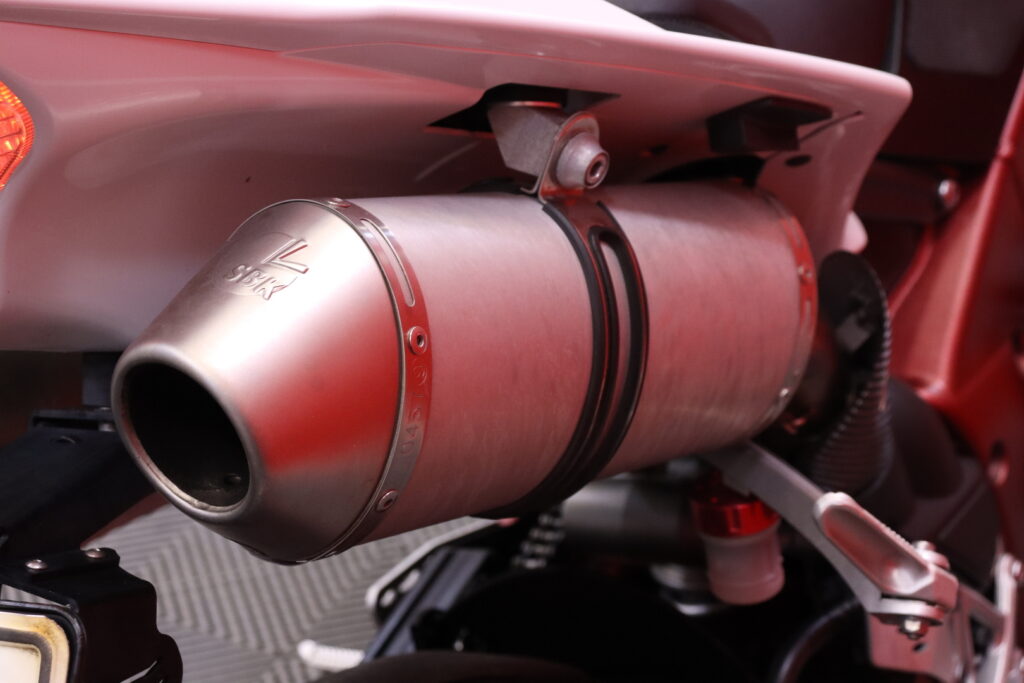 Yamaha - YZF-R1 - // Suomi-Pyörä / LeoVince / Huoltokirja // Yamaha - YZF-R1 - // Suomi-Pyörä / LeoVince / Huoltokirja // - Moottoripyörä