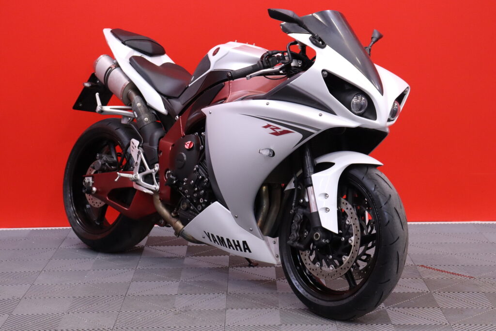 Yamaha - YZF-R1 - // Suomi-Pyörä / LeoVince / Huoltokirja // Yamaha - YZF-R1 - // Suomi-Pyörä / LeoVince / Huoltokirja // - Moottoripyörä