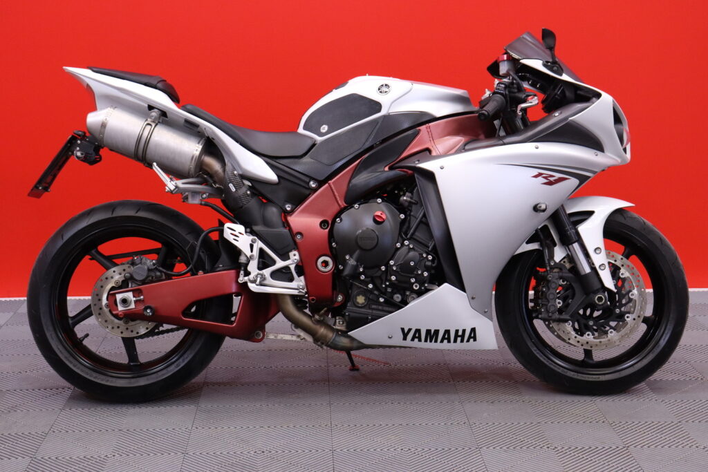 Yamaha - YZF-R1 - // Suomi-Pyörä / LeoVince / Huoltokirja // Yamaha - YZF-R1 - // Suomi-Pyörä / LeoVince / Huoltokirja // - Moottoripyörä