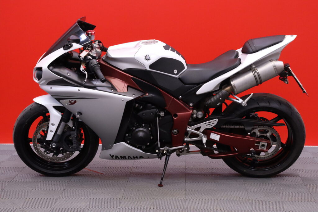 Yamaha - YZF-R1 - // Suomi-Pyörä / LeoVince / Huoltokirja // Yamaha - YZF-R1 - // Suomi-Pyörä / LeoVince / Huoltokirja // - Moottoripyörä