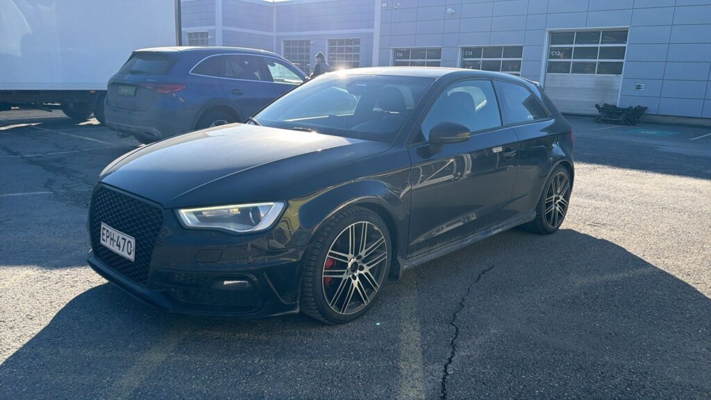 Audi - A3 - 2,0 TDI 110 kW quattro // S-line sisä ja ulko / B&O / Sporttipenkit / Flatbottom / Lohkolämmitin // Audi - A3 - 2,0 TDI 110 kW quattro // S-line sisä ja ulko / B&O / Sporttipenkit / Flatbottom / Lohkolämmitin // - Viistoperä