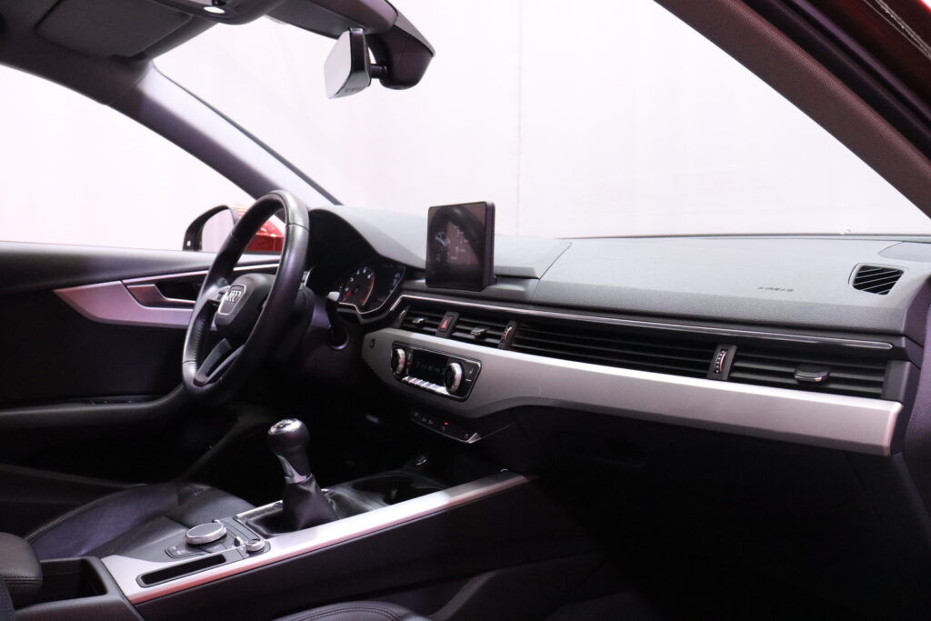 Audi - A4 - Sedan Business Comfort Edition 35 TFSI 110 kW MHEV S tronic // Suomi-Auto / LED / Webasto / Nahkasisusta / Koukku // Audi - A4 - Sedan Business Comfort Edition 35 TFSI 110 kW MHEV S tronic // Suomi-Auto / LED / Webasto / Nahkasisusta / Koukku // - Sedan