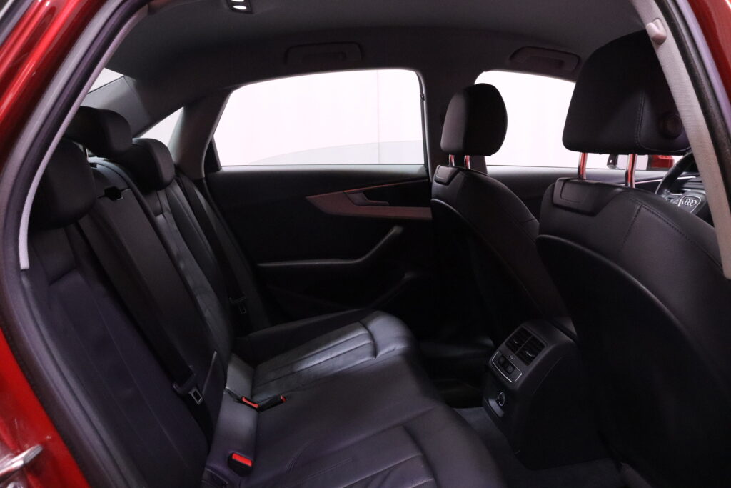 Audi - A4 - Sedan Business Comfort Edition 35 TFSI 110 kW MHEV S tronic // Suomi-Auto / LED / Webasto / Nahkasisusta / Koukku // Audi - A4 - Sedan Business Comfort Edition 35 TFSI 110 kW MHEV S tronic // Suomi-Auto / LED / Webasto / Nahkasisusta / Koukku // - Sedan