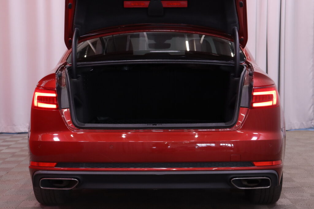 Audi - A4 - Sedan Business Comfort Edition 35 TFSI 110 kW MHEV S tronic // Suomi-Auto / LED / Webasto / Nahkasisusta / Koukku // Audi - A4 - Sedan Business Comfort Edition 35 TFSI 110 kW MHEV S tronic // Suomi-Auto / LED / Webasto / Nahkasisusta / Koukku // - Sedan