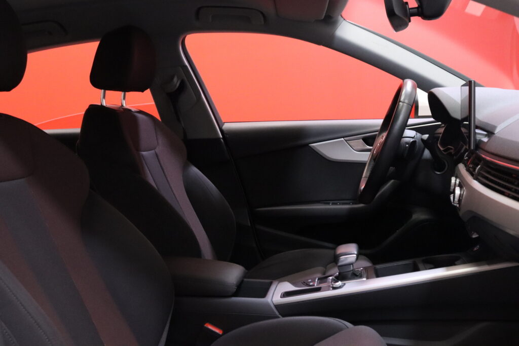 Audi - A4 - Sedan Business 35 TFSI 110 kW MHEV S tronic // Matrix LED / Webasto / ACC / Aktiivinen kaistavahti / Koukku / Audi - A4 - Sedan Business 35 TFSI 110 kW MHEV S tronic // Matrix LED / Webasto / ACC / Aktiivinen kaistavahti / Koukku / - Sedan