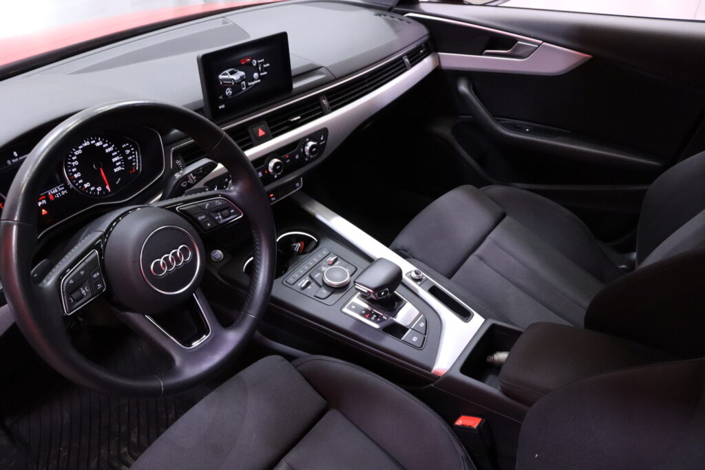 Audi - A4 - Sedan Business 40 TFSI 140 kW MHEV S tronic // ACC / Webasto / Koukku / Audi - A4 - Sedan Business 40 TFSI 140 kW MHEV S tronic // ACC / Webasto / Koukku / - Sedan