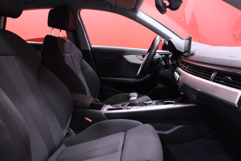 Audi - A4 - Sedan Business 40 TFSI 140 kW MHEV S tronic // ACC / Webasto / Koukku / Audi - A4 - Sedan Business 40 TFSI 140 kW MHEV S tronic // ACC / Webasto / Koukku / - Sedan