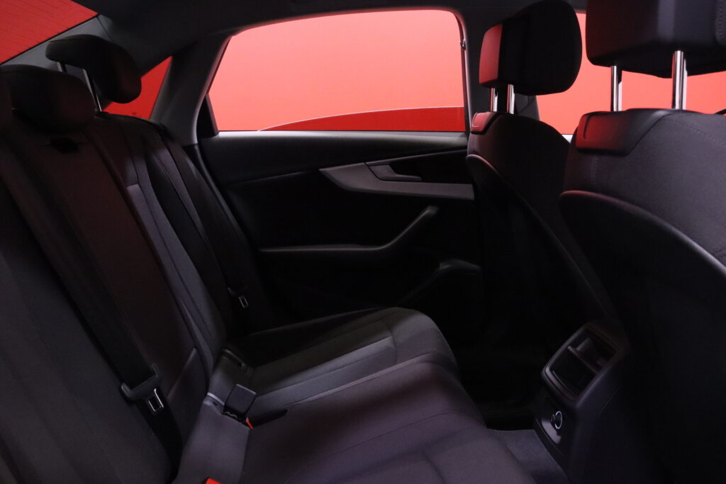 Audi - A4 - Sedan Business 40 TFSI 140 kW MHEV S tronic // ACC / Webasto / Koukku / Audi - A4 - Sedan Business 40 TFSI 140 kW MHEV S tronic // ACC / Webasto / Koukku / - Sedan