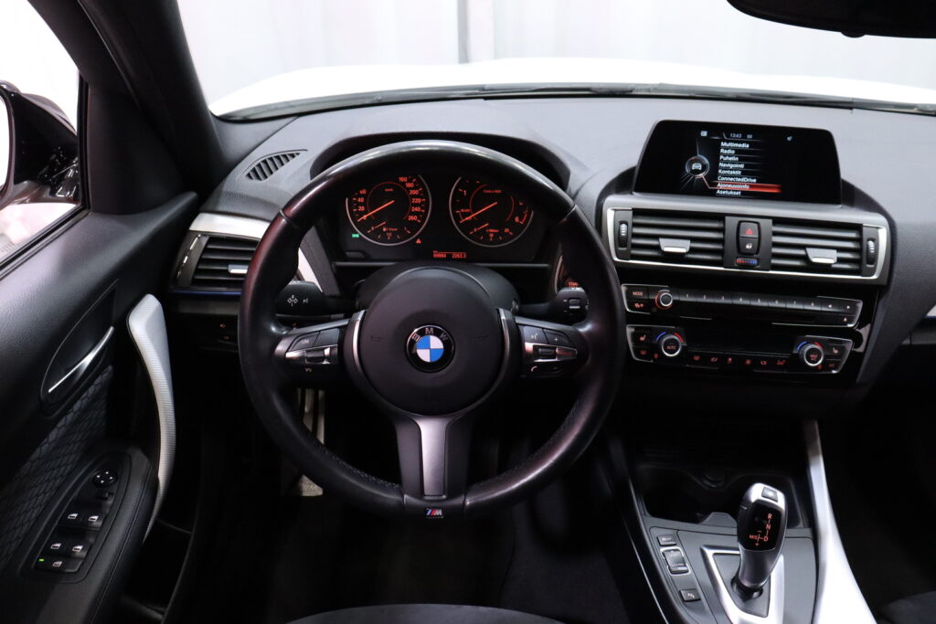 BMW - 120 - F20 Hatchback 120d A xDrive Edition M Sport // 1.om Suomi-auto / Merkkihuollot / LED / Navi / Lämmitettävä ratti / Alcantara sisusta / BMW - 120 - F20 Hatchback 120d A xDrive Edition M Sport // 1.om Suomi-auto / Merkkihuollot / LED / Navi / Lämmitettävä ratti / Alcantara sisusta / - Viistoperä