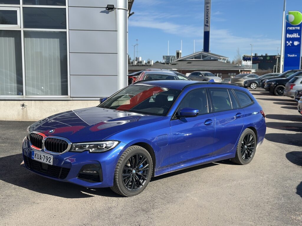 BMW - 330 - G21 Touring 330e xDrive A Charged Edition M Sport - Farmari