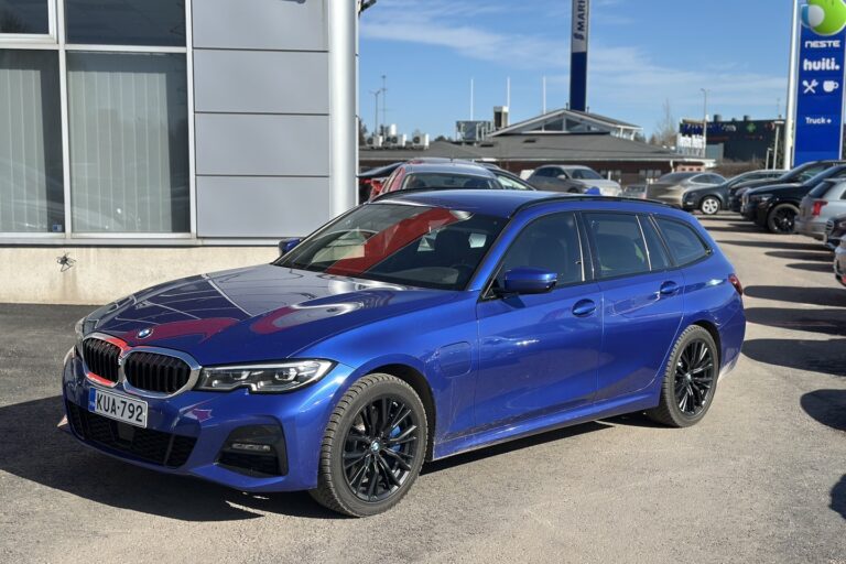 BMW - 330 - G21 Touring 330e xDrive A Charged Edition M Sport - Farmari