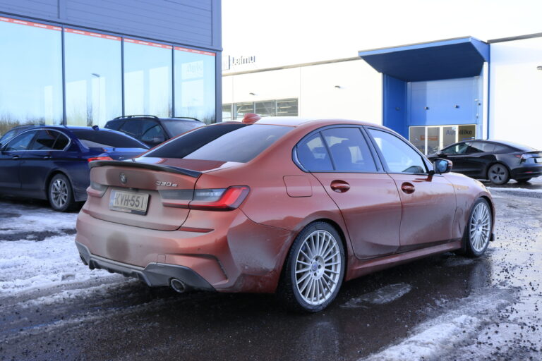 BMW - 330 - G20 Sedan 330e A Charged Edition M Sport - Sedan