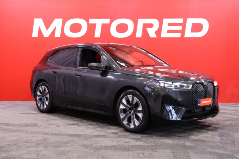 BMW - iX - xDrive40 Sport // Laser / Sky Lounge / HUD / ACC / H&K / Ilmastoidut istuimet / Imuovet / Heat Comfort / 360° - Maastoauto