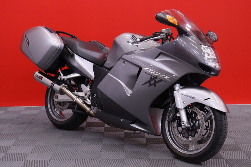 Honda - CBR - 1100 XX Super Blackbird // Suomi-Pyörä / Laukut / Dominator Sliparit! / Vähän ajettu! // Honda - CBR - 1100 XX Super Blackbird // Suomi-Pyörä / Laukut / Dominator Sliparit! / Vähän ajettu! // - Moottoripyörä