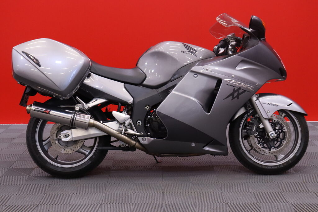 Honda - CBR - 1100 XX Super Blackbird // Suomi-Pyörä / Laukut / Dominator Sliparit! / Vähän ajettu! // Honda - CBR - 1100 XX Super Blackbird // Suomi-Pyörä / Laukut / Dominator Sliparit! / Vähän ajettu! // - Moottoripyörä