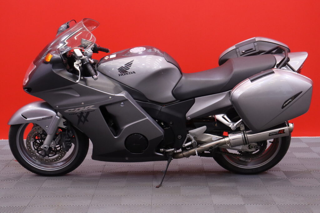 Honda - CBR - 1100 XX Super Blackbird // Suomi-Pyörä / Laukut / Dominator Sliparit! / Vähän ajettu! // Honda - CBR - 1100 XX Super Blackbird // Suomi-Pyörä / Laukut / Dominator Sliparit! / Vähän ajettu! // - Moottoripyörä