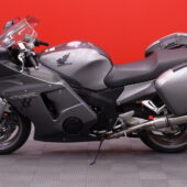 Honda - CBR - 1100 XX Super Blackbird // Suomi-Pyörä / Laukut / Dominator Sliparit! / Vähän ajettu! // - Moottoripyörä