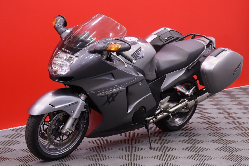 Honda - CBR - 1100 XX Super Blackbird // Suomi-Pyörä / Laukut / Dominator Sliparit! / Vähän ajettu! // Honda - CBR - 1100 XX Super Blackbird // Suomi-Pyörä / Laukut / Dominator Sliparit! / Vähän ajettu! // - Moottoripyörä