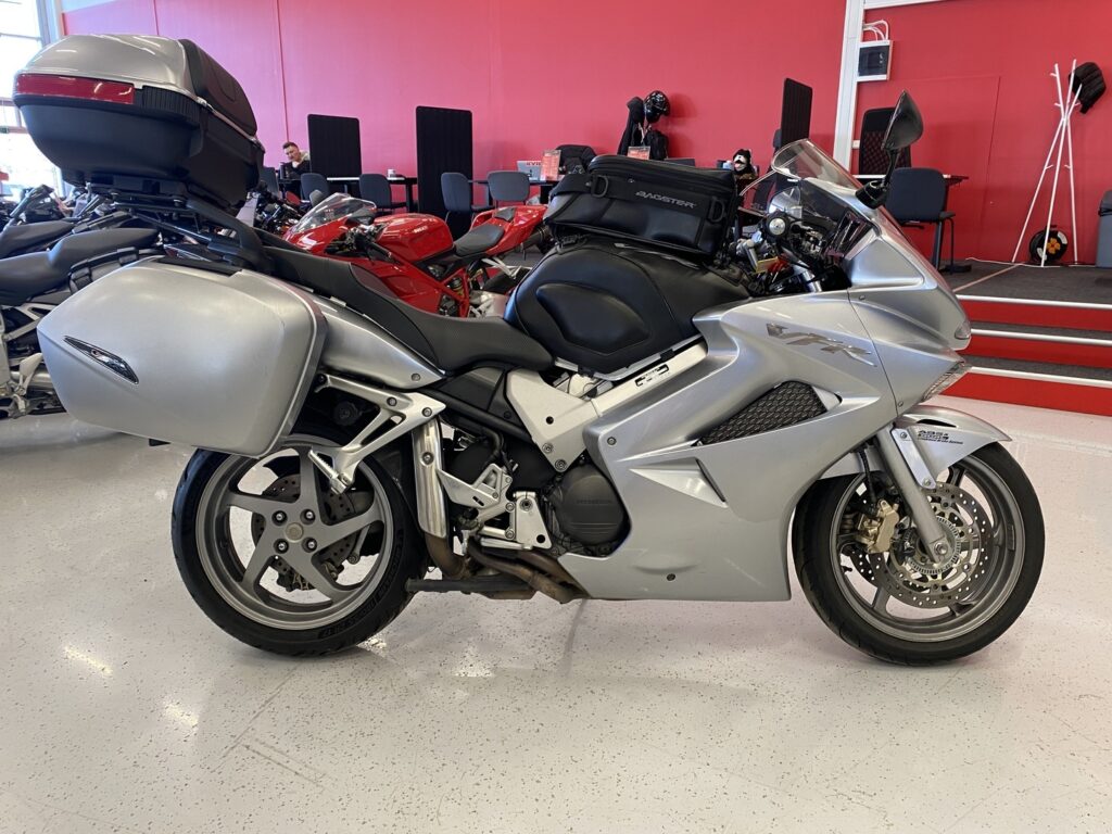 Honda - VFR - 800 VTEC ABS // Juuri saapunut / 4x laukut / 2-om Suomipyörä / Huoltokirja // Honda - VFR - 800 VTEC ABS // Juuri saapunut / 4x laukut / 2-om Suomipyörä / Huoltokirja // - Moottoripyörä