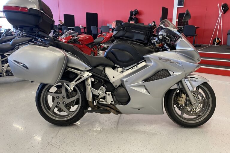 Honda - VFR - 800 VTEC ABS // Juuri saapunut / 4x laukut / 2-om Suomipyörä / Huoltokirja // - Moottoripyörä