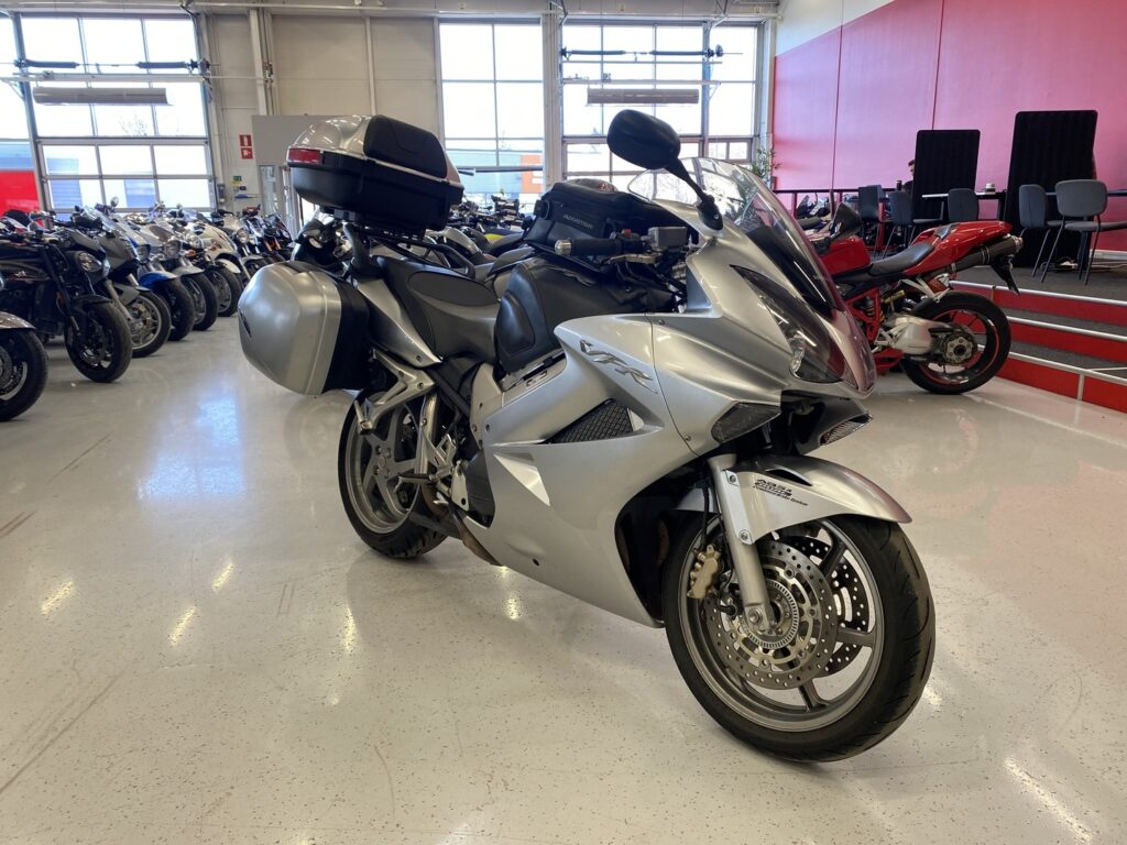 Honda - VFR - 800 VTEC ABS // Juuri saapunut / 4x laukut / 2-om Suomipyörä / Huoltokirja // - Moottoripyörä