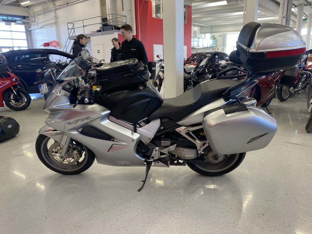 Honda - VFR - 800 VTEC ABS // Juuri saapunut / 4x laukut / 2-om Suomipyörä / Huoltokirja // Honda - VFR - 800 VTEC ABS // Juuri saapunut / 4x laukut / 2-om Suomipyörä / Huoltokirja // - Moottoripyörä