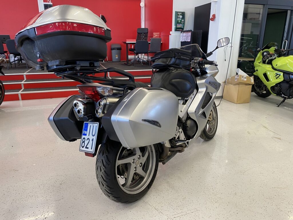 Honda - VFR - 800 VTEC ABS // Juuri saapunut / 4x laukut / 2-om Suomipyörä / Huoltokirja // Honda - VFR - 800 VTEC ABS // Juuri saapunut / 4x laukut / 2-om Suomipyörä / Huoltokirja // - Moottoripyörä