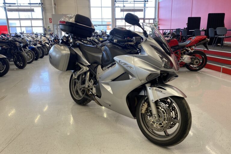 Honda - VFR - 800 VTEC ABS // Juuri saapunut / 4x laukut / 2-om Suomipyörä / Huoltokirja // - Moottoripyörä
