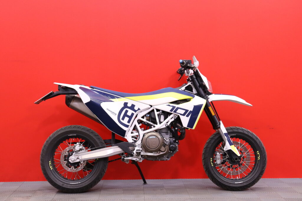 Husqvarna - 701 - Supermoto // Juuri Saapunut! / Suomi-pyörä / Huoltokirja / Akrapovic / ABS // Husqvarna - 701 - Supermoto // Juuri Saapunut! / Suomi-pyörä / Huoltokirja / Akrapovic / ABS // - Moottoripyörä