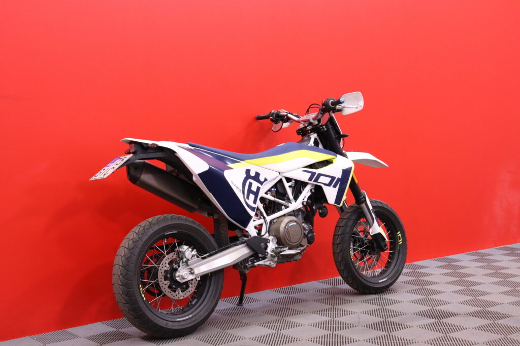 Husqvarna - 701 - Supermoto // Juuri Saapunut! / Suomi-pyörä / Huoltokirja / Akrapovic / ABS // Husqvarna - 701 - Supermoto // Juuri Saapunut! / Suomi-pyörä / Huoltokirja / Akrapovic / ABS // - Moottoripyörä