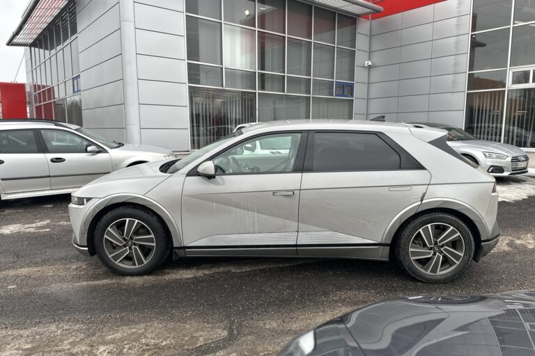 Hyundai - IONIQ 5 - 77 kWh 229 hv Premium // Facelift / ACC / HUD / BOSE / Sähköpenkit ilmastoinnilla / Koukku / 2x vanteet / 360° / Merkkihuollettu / - Maastoauto