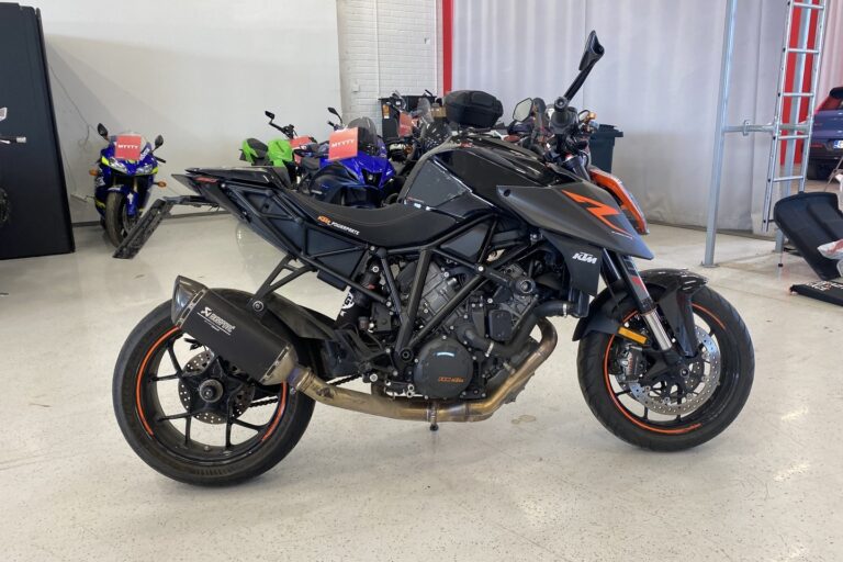 KTM - 1290 - Super Duke R // Juuri Saapunut / Tech- ja Track pack / Akrapovic // - Moottoripyörä