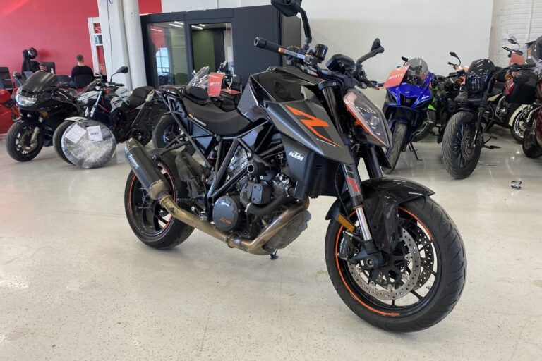 KTM - 1290 - Super Duke R // Juuri Saapunut / Tech- ja Track pack / Akrapovic // - Moottoripyörä