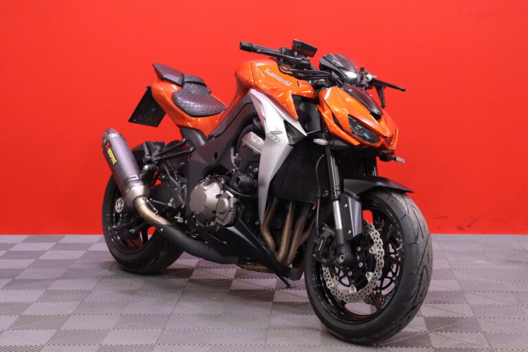 Kawasaki - Z - 1000 // Akrapovic kokoputkisto! / Suomi-Pyörä / Huoltokirja / Kaatumatapit // - Moottoripyörä