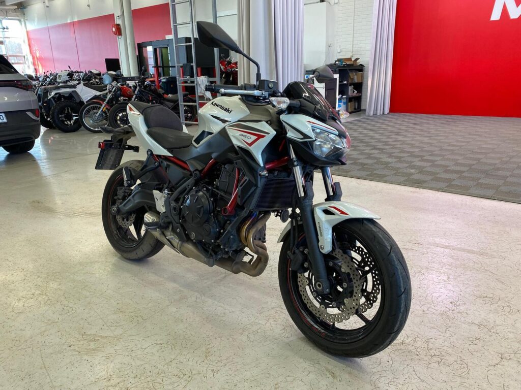 Kawasaki - Z - 650 // Juuri saapunut! / 1-Om. Suomi-pyörä / Takuu voimassa! / Huoltokirja / ABS / Kahvanlämmittimet // - Moottoripyörä