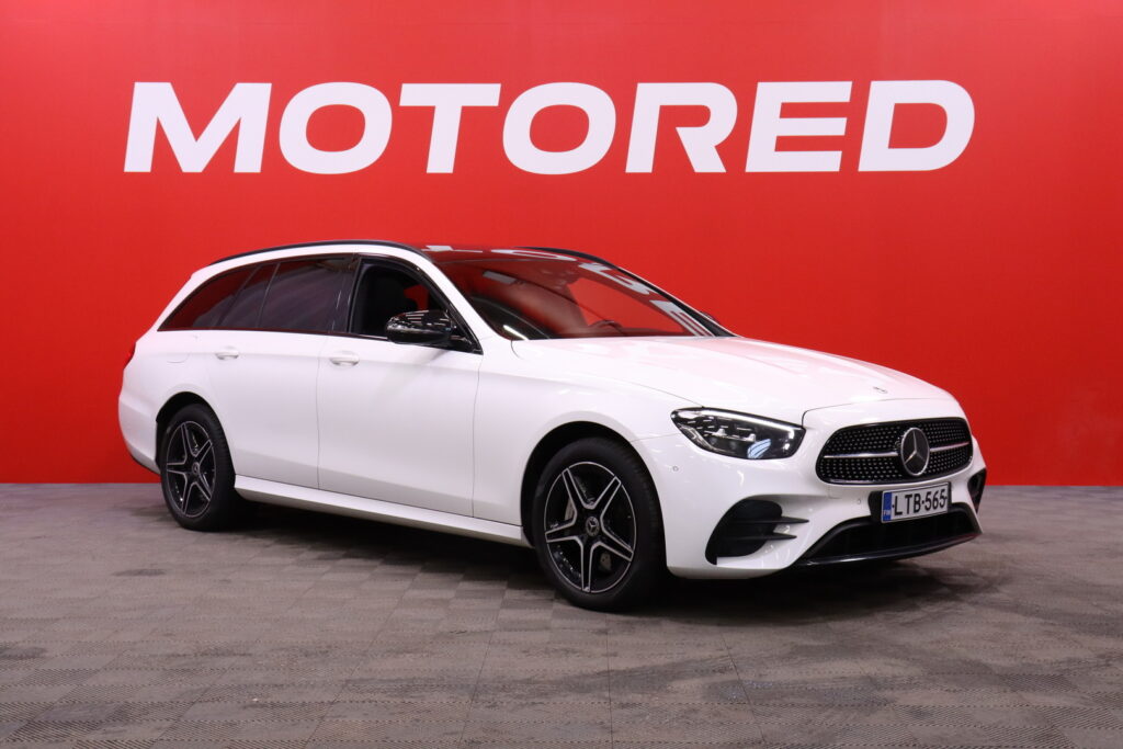 Mercedes-Benz - E - 300 de 4MATIC T A AMG // Distronic+ / Panorama / Burmester / Muistipenkit / Vetokoukku / Kamera / Night // - Farmari