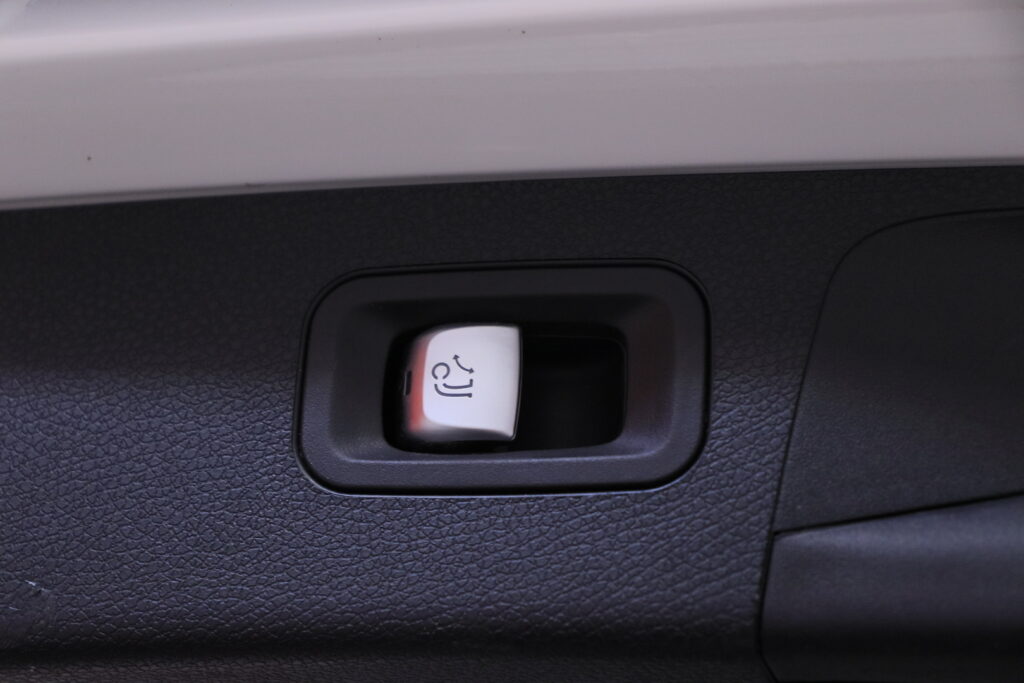 tuotekuva-Mercedes-Benz-E-YLR-379-2026-03-09-162007-31 tuotekuva-Mercedes-Benz-E-YLR-379-2026-03-09-162007-31