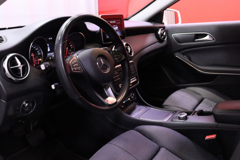 Mercedes-Benz - GLA - 180 A Premium Business // Suomi-auto / Juuri Huollettu! / IHC / Vakionopeudensäädin / Kamera / Style -paketti // Mercedes-Benz - GLA - 180 A Premium Business // Suomi-auto / Juuri Huollettu! / IHC / Vakionopeudensäädin / Kamera / Style -paketti // - Maastoauto