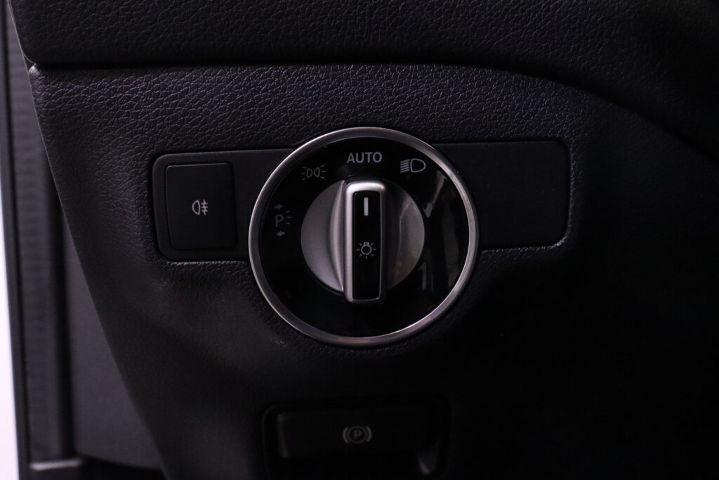 Mercedes-Benz - GLA - 180 A Premium Business // Suomi-auto / Juuri Huollettu! / IHC / Vakionopeudensäädin / Kamera / Style -paketti // Mercedes-Benz - GLA - 180 A Premium Business // Suomi-auto / Juuri Huollettu! / IHC / Vakionopeudensäädin / Kamera / Style -paketti // - Maastoauto