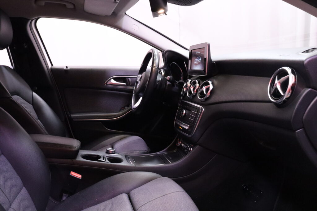 Mercedes-Benz - GLA - 180 A Premium Business // Suomi-auto / Juuri Huollettu! / IHC / Vakionopeudensäädin / Kamera / Style -paketti // Mercedes-Benz - GLA - 180 A Premium Business // Suomi-auto / Juuri Huollettu! / IHC / Vakionopeudensäädin / Kamera / Style -paketti // - Maastoauto