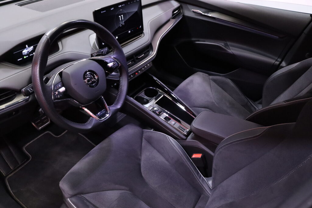 Skoda - Enyaq - 60 SportLine iV / 1.om Suomi-auto / ACC / 360-kamera / Crystal Lighting / Koukku / Sähköpenkki muistilla / Virtual Pedal / Skoda - Enyaq - 60 SportLine iV / 1.om Suomi-auto / ACC / 360-kamera / Crystal Lighting / Koukku / Sähköpenkki muistilla / Virtual Pedal / - Maastoauto