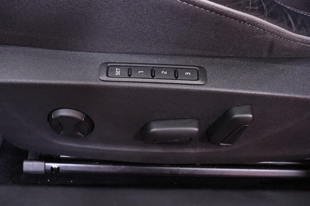 Skoda - Enyaq - 60 SportLine iV / 1.om Suomi-auto / ACC / 360-kamera / Crystal Lighting / Koukku / Sähköpenkki muistilla / Virtual Pedal / Skoda - Enyaq - 60 SportLine iV / 1.om Suomi-auto / ACC / 360-kamera / Crystal Lighting / Koukku / Sähköpenkki muistilla / Virtual Pedal / - Maastoauto