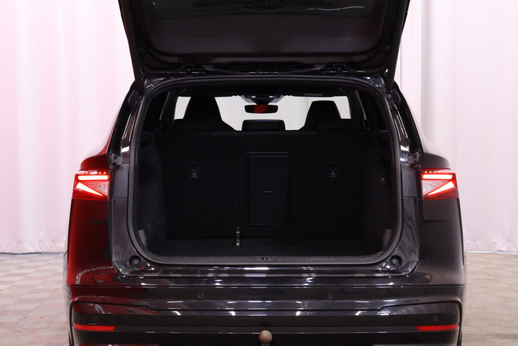 Skoda - Enyaq - 60 SportLine iV / 1.om Suomi-auto / ACC / 360-kamera / Crystal Lighting / Koukku / Sähköpenkki muistilla / Virtual Pedal / Skoda - Enyaq - 60 SportLine iV / 1.om Suomi-auto / ACC / 360-kamera / Crystal Lighting / Koukku / Sähköpenkki muistilla / Virtual Pedal / - Maastoauto