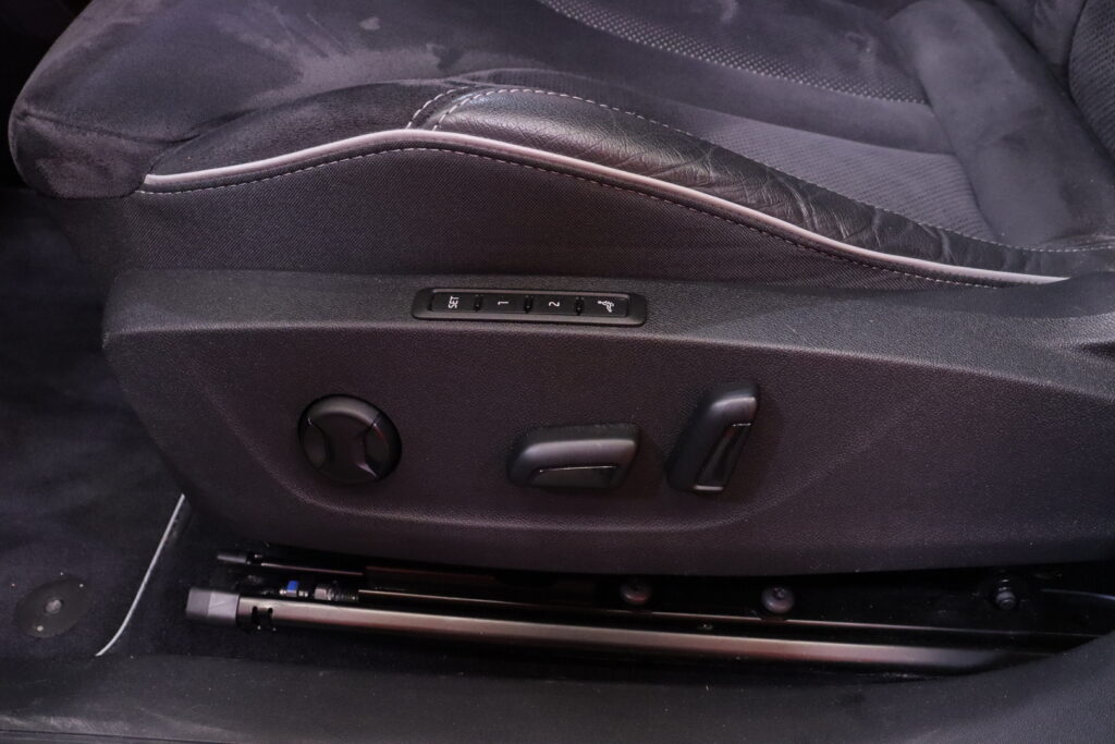 Skoda - Enyaq - 80x 4x4 SportLine iV // Matrix / ACC / DCC / Koukku / Panorama / Canton / 360° / Muistipenkit / Lämpöpumppu Skoda - Enyaq - 80x 4x4 SportLine iV // Matrix / ACC / DCC / Koukku / Panorama / Canton / 360° / Muistipenkit / Lämpöpumppu - Maastoauto