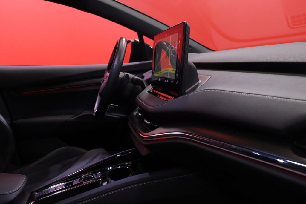 Skoda - Enyaq - 80x 4x4 SportLine iV // Matrix / ACC / DCC / Koukku / Panorama / Canton / 360° / Muistipenkit / Lämpöpumppu Skoda - Enyaq - 80x 4x4 SportLine iV // Matrix / ACC / DCC / Koukku / Panorama / Canton / 360° / Muistipenkit / Lämpöpumppu - Maastoauto