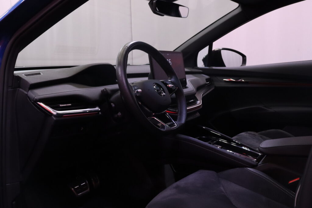 Skoda - Enyaq - 80x 4x4 SportLine iV // Matrix / ACC / DCC / Koukku / Panorama / Canton / 360° / Muistipenkit / Lämpöpumppu Skoda - Enyaq - 80x 4x4 SportLine iV // Matrix / ACC / DCC / Koukku / Panorama / Canton / 360° / Muistipenkit / Lämpöpumppu - Maastoauto