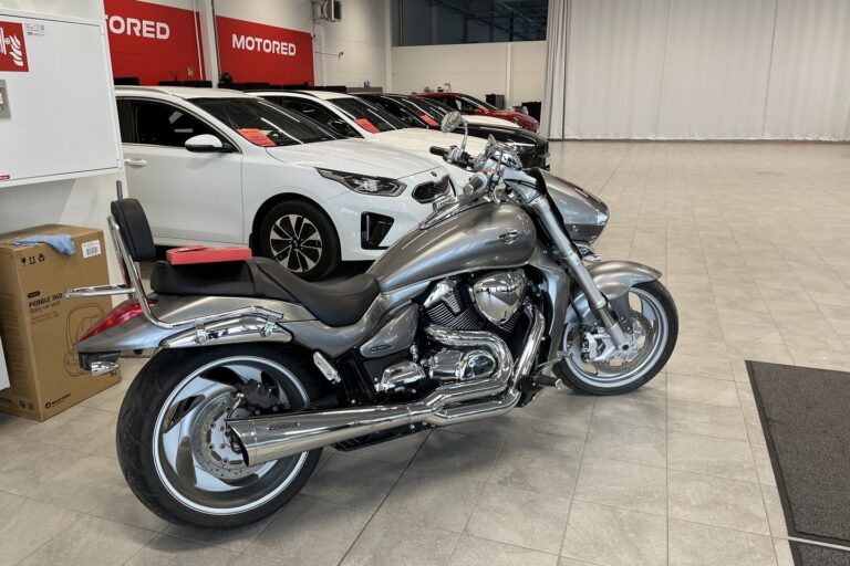 Suzuki - INTRUDER - M1800R // Cobra Putkisto / Huoltokirja / Sissybar // - Moottoripyörä