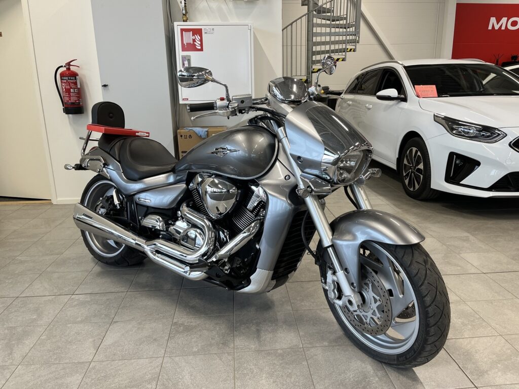 Suzuki - INTRUDER - M1800R // Cobra Putkisto / Huoltokirja / Sissybar // - Moottoripyörä