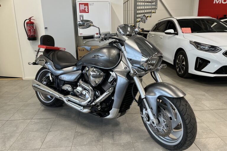 Suzuki - INTRUDER - M1800R // Cobra Putkisto / Huoltokirja / Sissybar // - Moottoripyörä